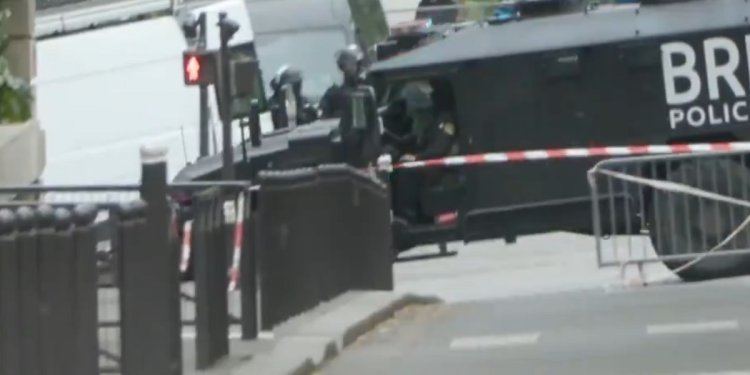Η αστυνομία απέκλεισε το προξενείο του Ιράν στο Παρίσι – Άνδρας απειλεί να ανατιναχθεί