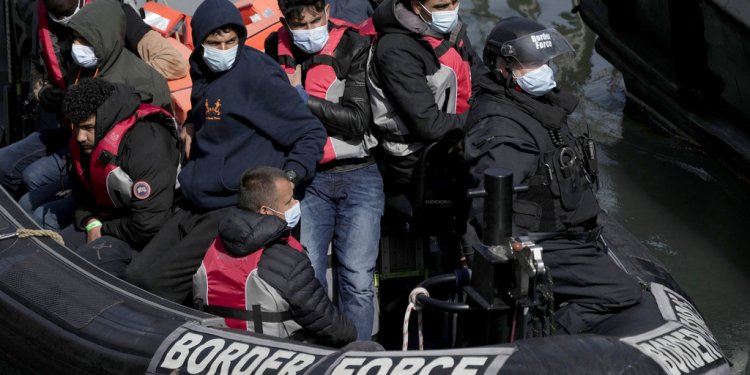 Το βρετανικό κοινοβούλιο ενέκρινε το αμφιλεγόμενο νομοσχέδιο για την απέλαση μεταναστών στη Ρουάντα