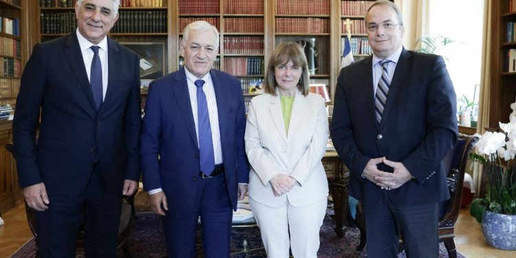 ΣΤΗΝ ΠΡΟΕΔΡΟ ΤΗΣ ΔΗΜΟΚΡΑΤΙΑΣ Ο ΛΑΖΑΡΟΣ ΚΥΡΙΖΟΓΛΟΥ ΣΤΗΝ ΠΡΟΕΔΡΟ ΤΗΣ ΔΗΜΟΚΡΑΤΙΑΣ Ο ΛΑΖΑΡΟΣ ΚΥΡΙΖΟΓΛΟΥ