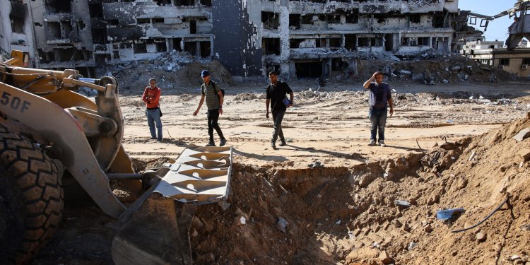 Γάζα: Η Χαμάς δήλωσε ότι 49 πτώματα εκτάφηκαν από νέο ομαδικό τάφο στο νοσοκομείο αλ-Σίφα