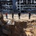 Γάζα: Η Χαμάς δήλωσε ότι 49 πτώματα εκτάφηκαν από νέο ομαδικό τάφο στο νοσοκομείο αλ-Σίφα