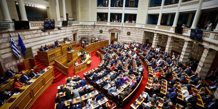 Παραδόθηκε στην Βουλή η δικογραφία κατά πολιτικών προσώπων για τα Τέμπη