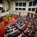 Παραδόθηκε στην Βουλή η δικογραφία κατά πολιτικών προσώπων για τα Τέμπη