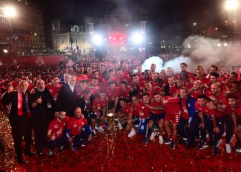 Ξενύχτησε γιορτάζοντας όλη η Ελλάδα – Πλημμύρισε από ένα ερυθρόλευκο ποτάμι