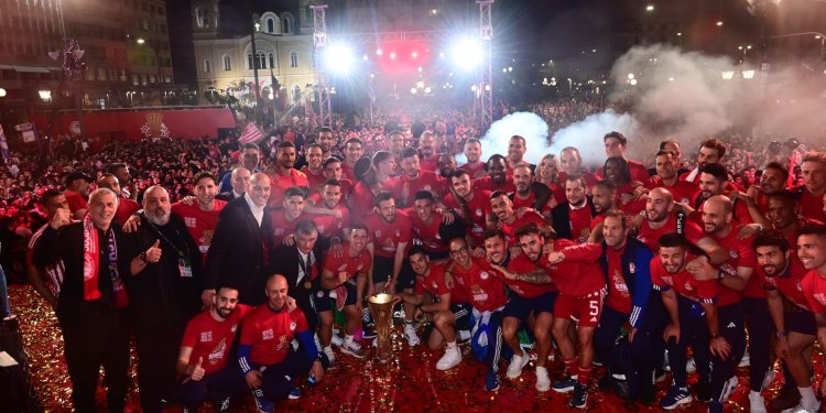 Ξενύχτησε γιορτάζοντας όλη η Ελλάδα – Πλημμύρισε από ένα ερυθρόλευκο ποτάμι Ξενύχτησε γιορτάζοντας όλη η Ελλάδα – Πλημμύρισε από ένα ερυθρόλευκο ποτάμι