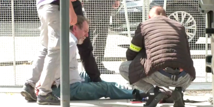 Μάχη για να κρατηθεί στη ζωή δίνει ο πρωθυπουργός της Σλοβακίας – Οι πρώτες πληροφορίες για τον δράστη της επίθεσης