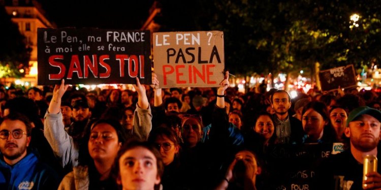 Κύμα διαδηλώσεων κατά της ακροδεξιάς στη Γαλλία Κύμα διαδηλώσεων κατά της ακροδεξιάς στη Γαλλία