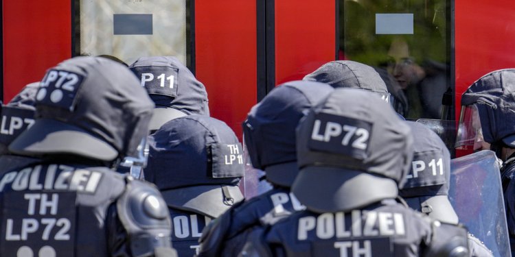 Γερμανία: Δύο αστυνομικοί σοβαρά τραυματίες στις διαδηλώσεις κατά του συνεδρίου του AfD στο Έσεν