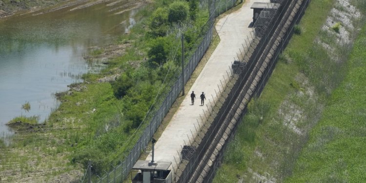 Προειδοποιητικά πυρά της Νότιας Κορέας στα σύνορα με τη Βόρεια Κορέα για 3η φορά εντός Ιουνίου Προειδοποιητικά πυρά της Νότιας Κορέας στα σύνορα με τη Βόρεια Κορέα για 3η φορά εντός Ιουνίου