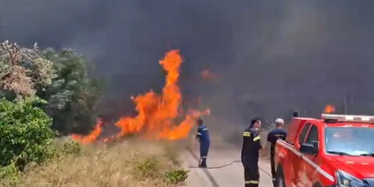 Μπήκε σε σπίτια η πυρκαγιά στη Βάρης – Κορωπίου