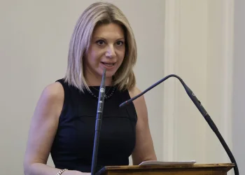 Μ. Καρυστιανού κατά Κ. Μητσοτάκη: «Οι άνθρωποι που παύουν να είναι άνθρωποι – Αποδείξατε τη φθηνή σας αξία και τη φτωχή αντιληπτικότητά σας»