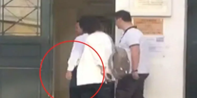 Μαζεύονται πολλά «Θέατρο» του Απόστολου Λύτρα – Προσποιήθηκε ότι φορούσε χειροπέδες Μαζεύονται πολλά «Θέατρο» του Απόστολου Λύτρα – Προσποιήθηκε ότι φορούσε χειροπέδες