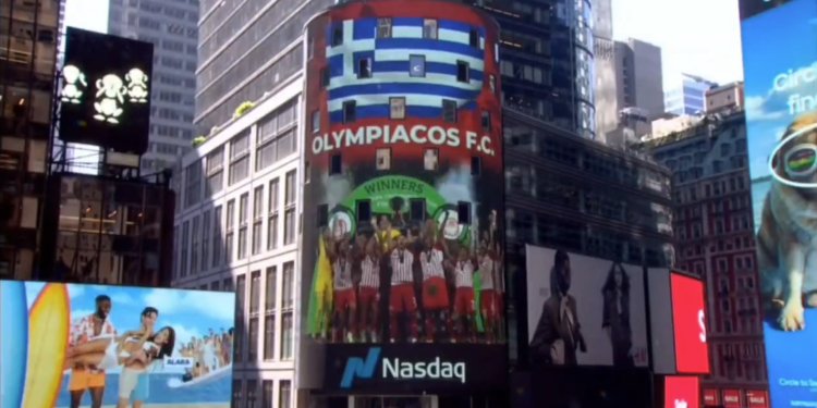 O Nasdaq στην Times Square της Νέας Υόρκης έκανε retweet τον Ολυμπιακό: «Ταξιδεύει υπερήφανα την ελληνική σημαία σε όλο τον κόσμο»