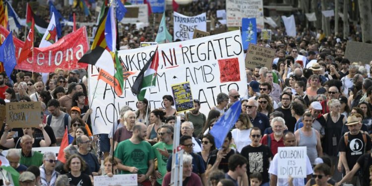 Ισπανία: Διαδήλωση κατά του υπερτουρισμού με το σύνθημα «Φτάνει! Ας βάλουμε όρια»