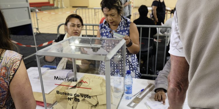 Γαλλία: Άνοιξαν οι κάλπες στον κρίσιμο δεύτερο γύρο των βουλευτικών εκλογών