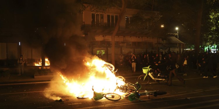 Εκλογές στη Γαλλία: Επεισόδια μετά την απρόσμενη νίκη της Αριστεράς – Συγκρούσεις συγκεντρωμένων με αστυνομικούς