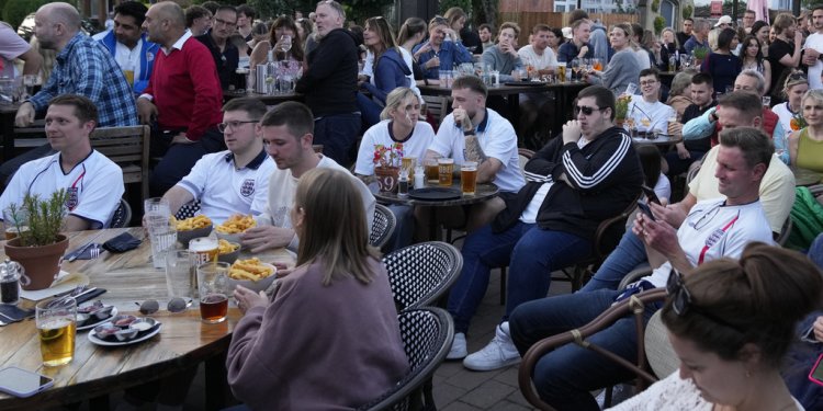 Η μετανάστευση τροφοδοτεί τη μεγαλύτερη αύξηση του πληθυσμού στο Ηνωμένο Βασίλειο εδώ και 75 χρόνια