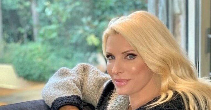 Μενεγάκη: “Μεσημεράκι στο νησάκι” χωρίς ίχνος μακιγιάζ