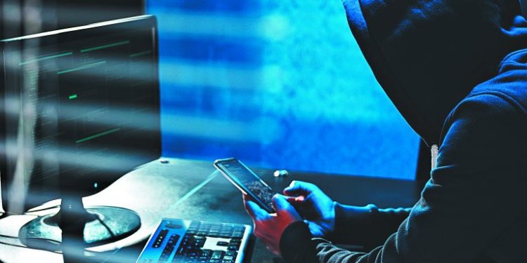 Καταιγιστικές αποκαλύψεις στο σκάνδαλο υποκλοπών: κοινοί στόχοι ΕΥΠ και Predator – Τα ονόματα που παρακολουθούσαν με εντολή Μαξίμου