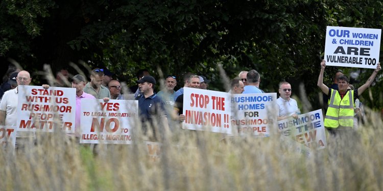 Βίαιες ταραχές σε πόλεις της Αγγλίας όπου συνεχίζονται οι αντιμεταναστευτικές διαδηλώσεις