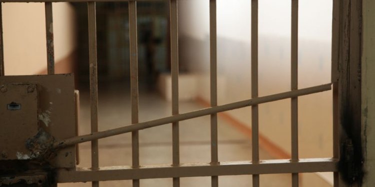 Ποινές φυλάκισης χωρίς αναστολή στους 30 μετανάστες που συμμετείχαν στα επεισόδια στην κλειστή δομή στη Σιντική Ποινές φυλάκισης χωρίς αναστολή στους 30 μετανάστες που συμμετείχαν στα επεισόδια στην κλειστή δομή στη Σιντική