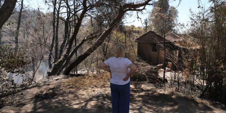 Μικρή αναζωπύρωση της φωτιάς στη Νέα Μάκρη – Από σήμερα οι αιτήσεις για κρατική αρωγή
