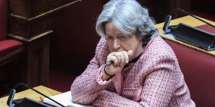 Αθηνά Λινού: Δεν παραδίδει την έδρα και κατηγορεί τον Κασσελάκη – Τι απαντά η Κουμουνδούρου