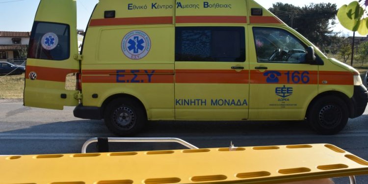 Τραγικό περιστατικό σημειώθηκε τις πρωινές ώρες σήμερα στο λιμάνι του Πειραιά. Σύμφωνα με το Λιμενικό Σώμα κατά τον κατάπλου επιβατηγού-οχηματαγωγού πλοίου και στο πλαίσιο εκτέλεσης μέτρων τάξης, εντοπίστηκε Ε.Δ.Χ. όχημα (ταξί) με τον 58χρονο ημεδαπό οδηγό του, ο οποίος είχε χάσει τις αισθήσεις του.