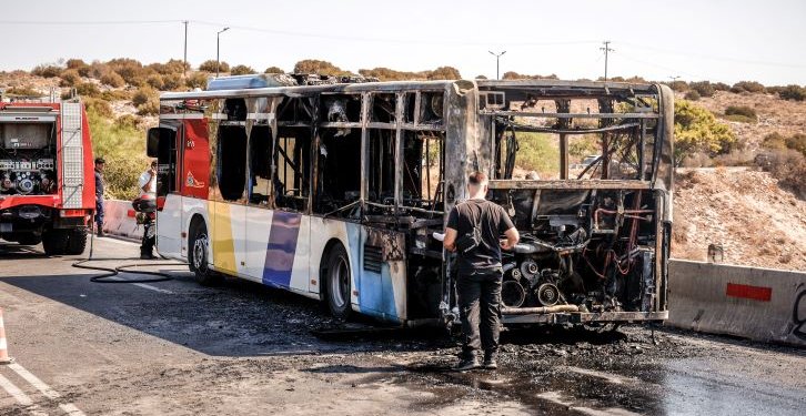 Υπό έλεγχο η φωτιά σε λεωφορείο επί της Λ. Ποσειδωνος Υπό έλεγχο η φωτιά σε λεωφορείο επί της Λ. Ποσειδωνος
