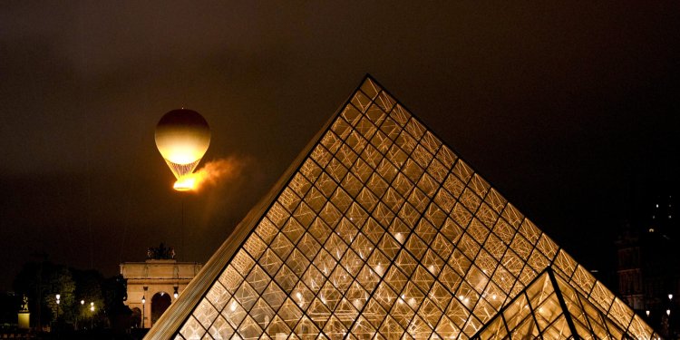 Σε Ολυμπιακούς παλμούς η πόλη του φωτός – Δεκάδες χιλιάδες τουρίστες επισκέπτονται το «Ολυμπιακό» αερόστατο στο Λούβρο Σε Ολυμπιακούς παλμούς η πόλη του φωτός – Δεκάδες χιλιάδες τουρίστες επισκέπτονται το «Ολυμπιακό» αερόστατο στο Λούβρο