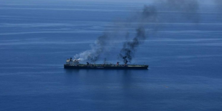Το υπό ελληνική σημαία δεξαμενόπλοιο Sounion παραμένει φλεγόμενο μετά την επίθεση των Χούθι στην Ερυθρά Θάλασσα