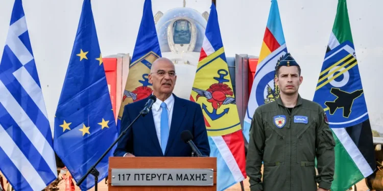 Ψάχνει πώς θα «ξεφορτωθεί» με «κλωτσιά προς τα πάνω» τον Νίκο Δένδια ο Κυριάκος Μητσοτάκης