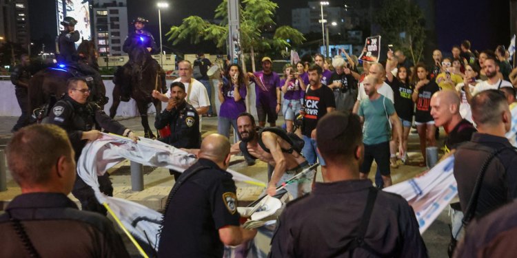 Ισραήλ: Σχέδιο άμυνας αλλά και διαδηλώσεις υπέρ της κατάπαυσης πυρός – Το Ιράν απειλεί με «βαθύτερα πλήγματα»