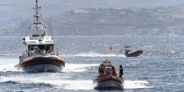 Βύθιση ιστιοφόρου στη Σικελία: Δύτες αναζητούν τους έξι αγνοούμενους του ναυαγίου – Μεταξύ αυτών και η 18χρονη κόρη του Μάικ Λιντς