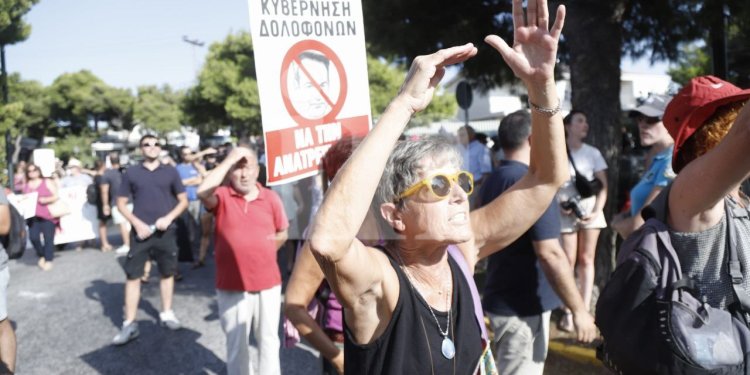 Σύσκεψη Μητσοτάκη στην αστυνομοκρατούμενη Πεντέλη – Γιούχαραν τον πρωθυπουργό οι πολίτες