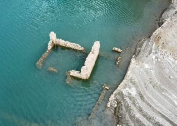 Στερεύει ο Μόρνος – Αναδύονται τα βυθισμένα στα νερά σπίτια από το χωριό Κάλλιο