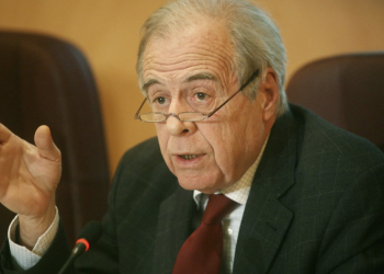 Μπράβο στον Χαρη Δουκα,την ωρα που ηταν αφαντη, η οικογένεια Μητσοτάκη από την κηδεία του Θεόδωρου Μπεχράκη!