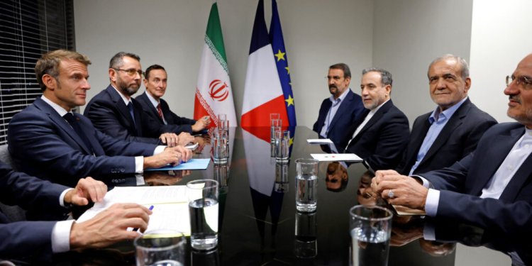 Ο Μακρόν κάλεσε τον Πεζεσκιάν να ταχθεί υπέρ της «γενικής αποκλιμάκωσης» στη Μέση Ανατολή