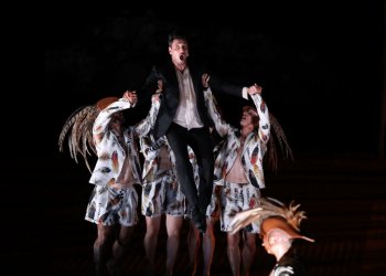 Οι «Όρνιθες» του Άρη Μπινιάρη ανοίγουν τα φτερά τους στο Ωδείο Ηρώδου Αττικού