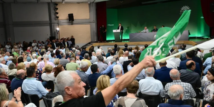 ΠΑΣΟΚ: Πρόβα εκλογών για τους έξι υποψήφιους – Η “κερκίδα” υπέρ Ανδρουλάκη που ξεχώρησε