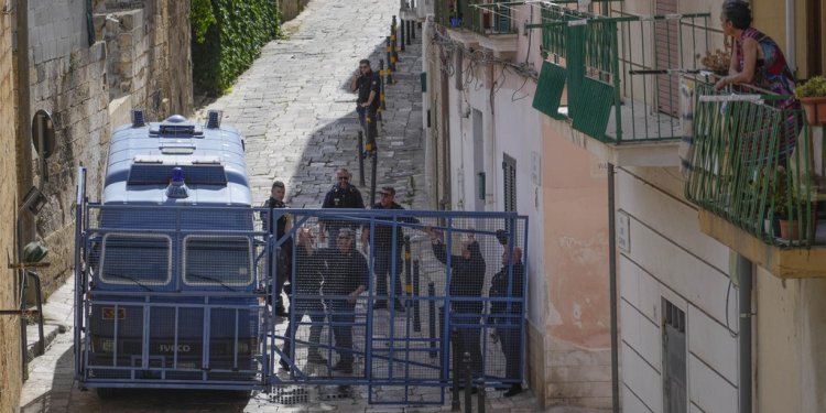 Μακελειό στο Μιλάνο: Υποψίες ότι 17χρονος δολοφόνησε την οικογένειά του – Είχε τηλεφωνήσει προηγουμένως στην Αστυνομία Μακελειό στο Μιλάνο: Υποψίες ότι 17χρονος δολοφόνησε την οικογένειά του – Είχε τηλεφωνήσει προηγουμένως στην Αστυνομία