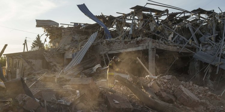 Ουκρανία: Τρεις γυναίκες σκοτώθηκαν σε ρωσικό βομβαρδισμό στο Ντονέτσκ – Tουλάχιστον 58 νεκροί στην Πολτάβα