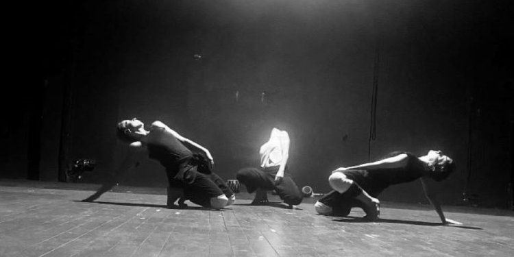 Το έργο «Αντι-γόνοι» της Κάλλιας Θεοδοσιάδη στο Θέατρο Τόπος Αλλού Το έργο «Αντι-γόνοι» της Κάλλιας Θεοδοσιάδη στο Θέατρο Τόπος Αλλού