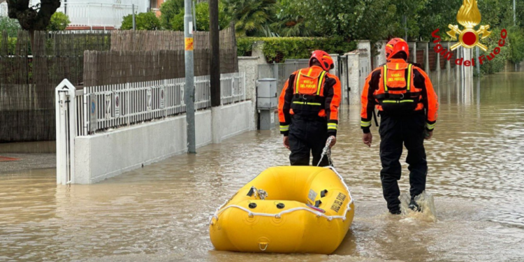 Ιταλία: Υπερχείλιση ποταμού στην Εμίλια Ρομάνια – Νεκρός ένας πυροσβέστης Ιταλία: Υπερχείλιση ποταμού στην Εμίλια Ρομάνια – Νεκρός ένας πυροσβέστης
