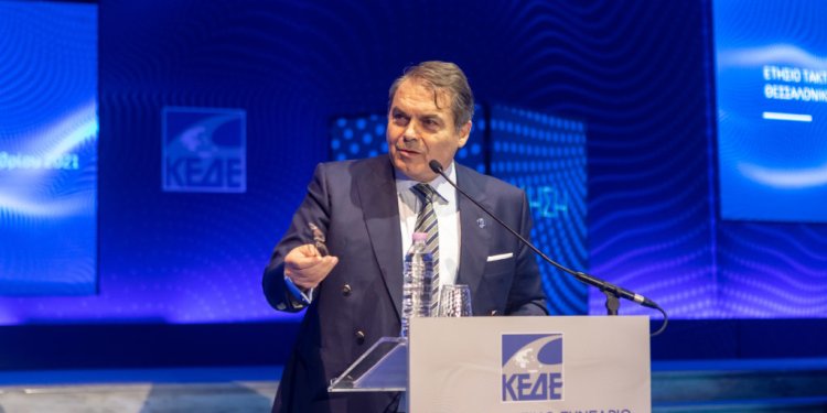 Ο Καμπόσος ζητά να διαγραφεί από τη ΝΔ: «Η σαπίλα του περιβάλλοντος Σημίτη έγινε Διοικούσα Ομάδα του κόμματος»