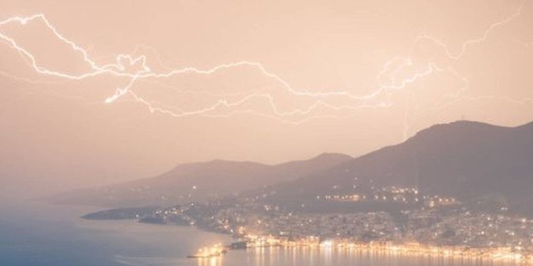 Κακοκαιρία Atena: Σφοδρές καταιγίδες στα βορεια και δυτικά της Αττικής Κακοκαιρία Atena: Σφοδρές καταιγίδες στα βορεια και δυτικά της Αττικής