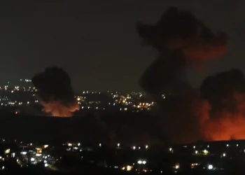 Αεροπορικές επιδρομές του Ισραήλ στον Λίβανο που εκτοξεύει δεκάδες ρουκέτες