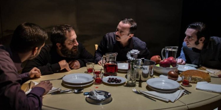 Η παράσταση «…καλά, εσύ σκοτώθηκες νωρίς» επιστρέφει για τρίτη χρονιά στο Σύγχρονο Θέατρο