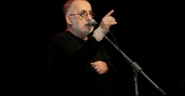 Πώς η ανάγκη γίνεται ιστορία: Η Ελλάδα των ποιητών μέσα από τις νότες του Θάνου Μικρούτσικου