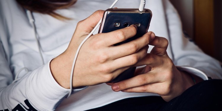 Προβληματική χρήση των social media κάνουν οι εφήβοι στην Ευρώπη – Τα ποσοστά στην Ελλάδα – FANTOMAS.GR